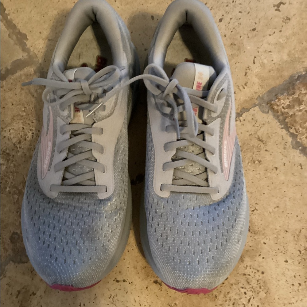 Brooks Adrenaline GTS 24 women’s SZ 11 medium (B)